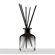 Černý skleněný difuzor