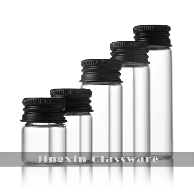 Skleněná láhev s černým uzávěrem