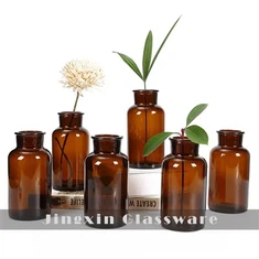 Tmavé jantarové skleněné lahve